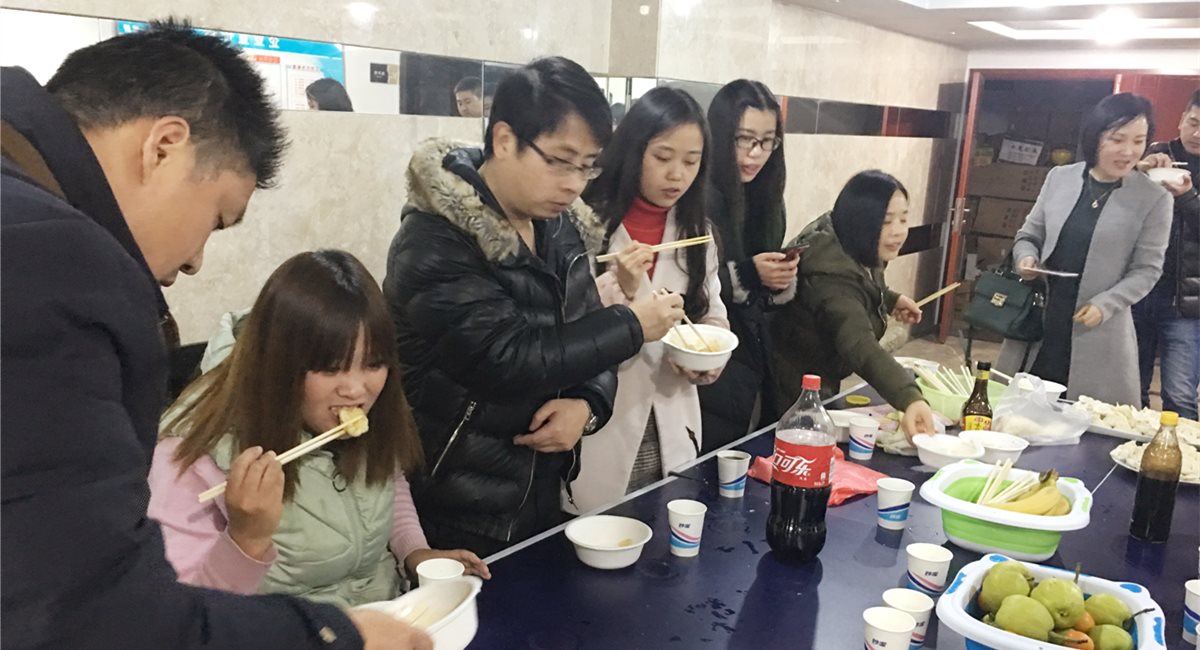 公司开展“冬至包饺子，快乐事情”运动