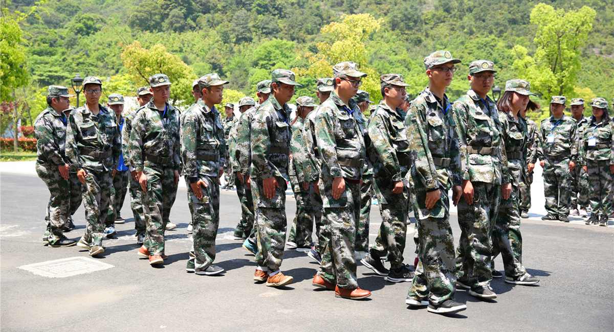 亚星国际军训，走进员工的心田