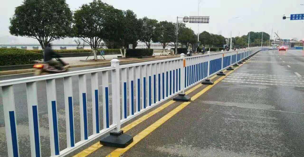 蹊径护栏隔离标准