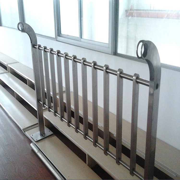 蹊径防护栏选用什么材质好？