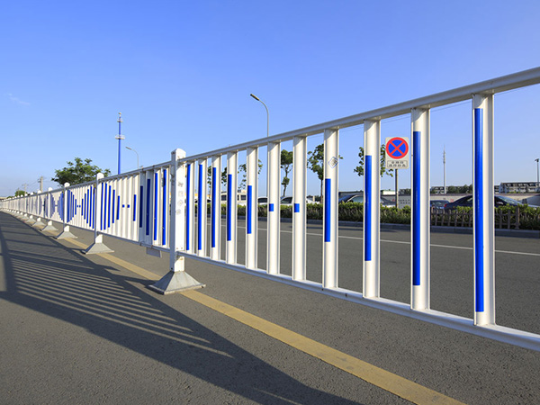 可移动市政防眩光护栏的作用和特点？