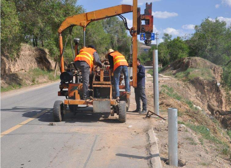 波形护栏装置一米人工装置价钱是几多？